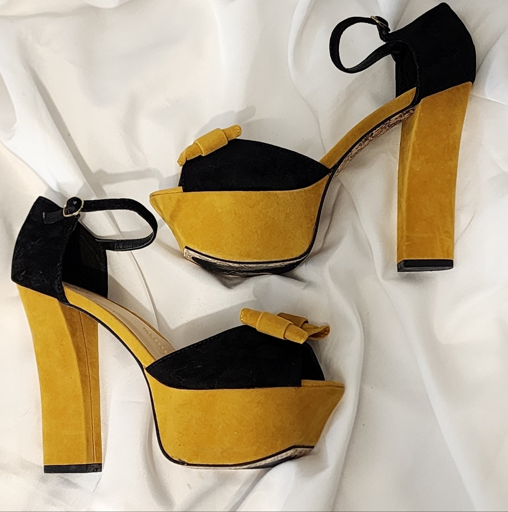Black & Marigold Peep Toe Velvet Heels With Bow Ankle Strap Size 10 Gently Worn